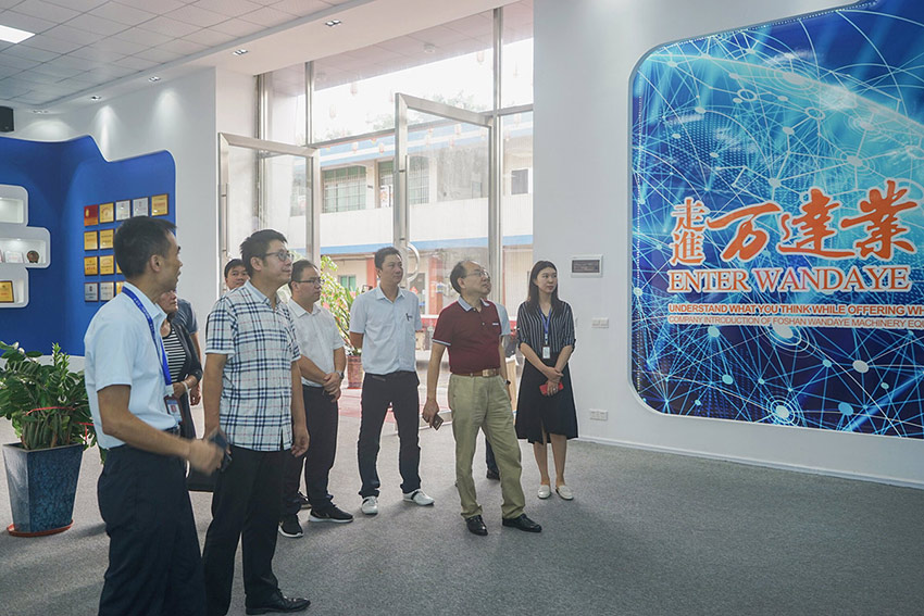 专家组参观榴莲AV舒服黄浏览多功能展厅