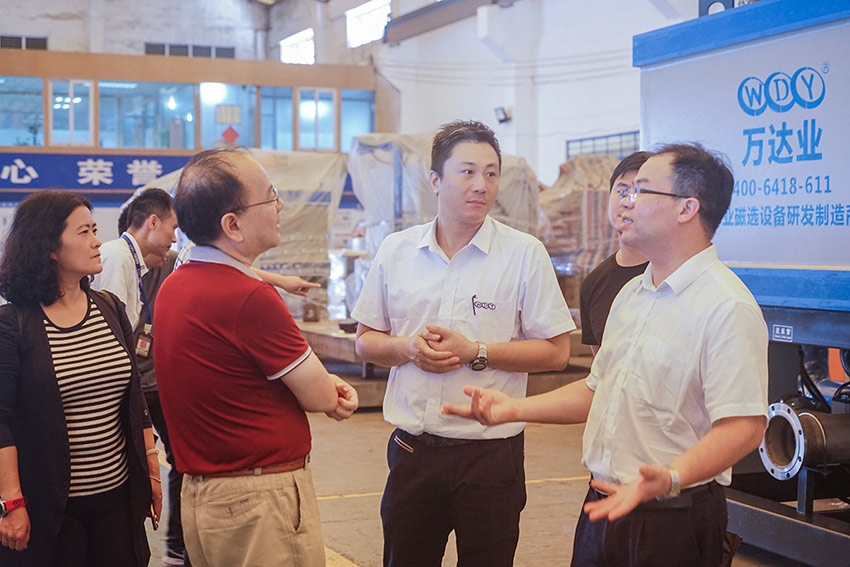 榴莲AV舒服黄浏览贸易公司总经理杜国威在车间现场介绍产品